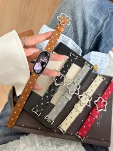 Vue détaillée des bracelets de montre en cuir à boucle étoile pour accessoires.