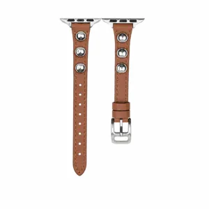 Dettaglio cinturino Apple Watch in pelle marrone scuro con borchie metalliche e fibbia acciaio.