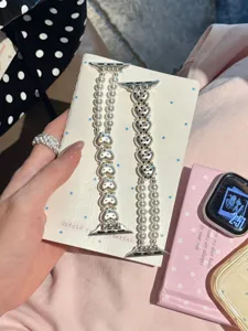 Perlen und Herz Metall Armband Detailansicht für Apple Watch, elegantes Design und feine Verarbeitung.