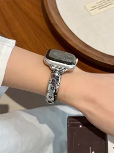 Bracelet montre en métal étoile compatible Apple Watch, élégant accessoire argenté poignet.