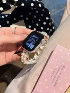 Perl-Herz Uhrenarmband Detail, elegantes Handgelenk-Accessoire kompatibel mit Smartwatches.