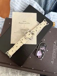 Bracelet de montre en cuir fin avec joli motif d'étoiles et boucle en métal élégante.