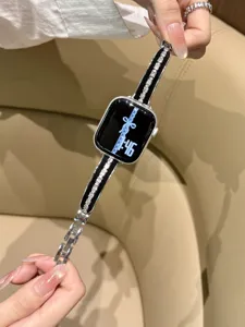 Vista dettagliata del cinturino per orologio in metallo con strass, design di cristallo.