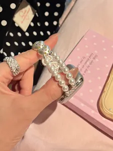 Detailansicht des Perlen-Herz-Metallarmbands, elegantes Design für Apple Watch kompatibel.