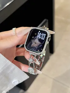 Nahaufnahme Detail des Strass Stern Metall Uhrenarmbands und funkelnden Diamant Gehäuses.