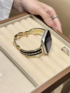 Vista dettagliata del cinturino per orologio in metallo e zircone compatibile smartwatch.