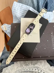 Vue détaillée du bracelet de montre en cuir à boucle étoile, accessoire élégant.