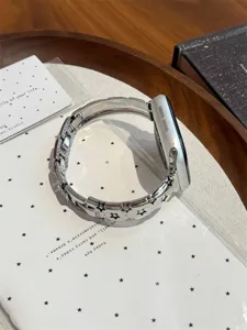 Vue detaillee bracelet de montre metal etoile argente compatible avec Apple Watch serie chic.