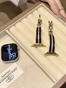 Cinturino orologio metallo zircone dettaglio, elegante accessorio catena oro per smartwatch.