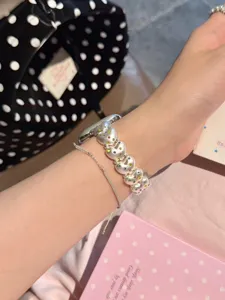 Nahaufnahme des Perlen Herz Uhrenarmbands mit zarter Textur und wunderschönem Detail.
