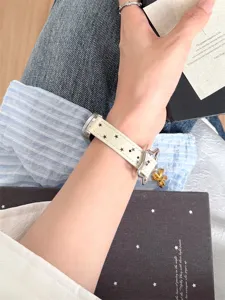 Bracelet de montre en cuir fin a motif d'etoiles pour montre connectee, accessoire chic.