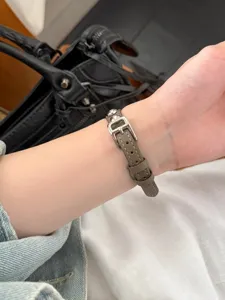 Cinturino per orologio in pelle con fibbia in metallo e dettaglio, elegante e raffinato.
