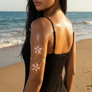 Primer plano de exquisitas joyas de brazalete de brazo de flores de alambre en playa.