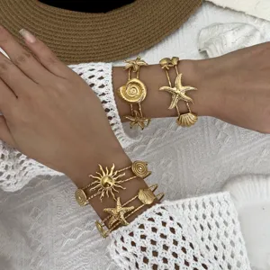 Detalle de pulsera multicapa marina dorada con exquisitos dijes de estrella de mar.