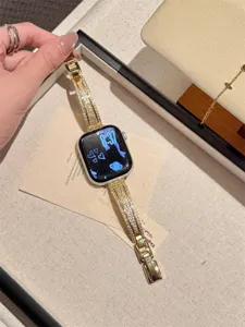 Gros plan de détail sur le bracelet de montre en strass étincelant, élégante finition or.