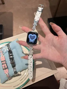 Detailansicht des schmalen Sternenhimmel-Lederarmbands mit Stern-Anhängern für die Apple Watch Serie.
