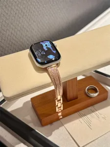 Gros plan détail sur le bracelet de montre en strass étincelant avec de magnifiques zircons.