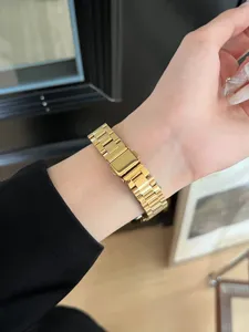 Primo piano dettagliato del cinturino per orologio in metallo acciaio inossidabile oro.