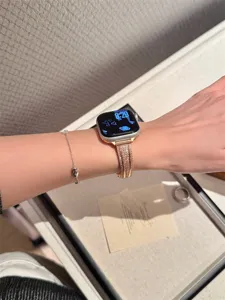 Bracelet de montre scintillant en zircone pavé compatible Apple Watch, détail élégant.