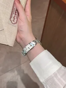 Weißes Sternen Lederarmband für Apple Watch Series 10 11 9 8 7 SE, schickes Detail.