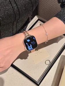 Vue détaillée d'un bracelet de montre scintillant en strass compatible Apple Watch, finition or rose.