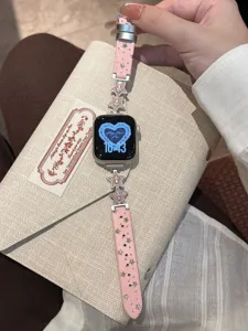 Nahaufnahme des stilvollen rosa Lederarmbands mit Sternanhängern, kompatibel mit Smartwatch.