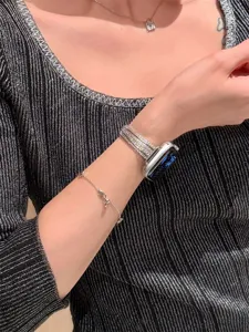 Gros plan détaillé du bracelet de montre en strass étincelant compatible Apple Watch, cristal.