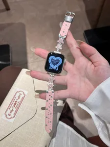 Feines, sternenbesetztes Lederarmband kompatibel mit Apple Watch mit Metalldesign.
