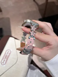 Rosa Leder Apple Watch Armband Detailansicht mit Stern Metallgliedern und stilvollem Design.