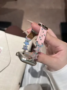 Feines Sternenhimmel Lederarmband Detail, stilvolle Stern Anhänger für Apple Watch Detail.