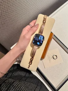 Gros plan détaillé d'un bracelet de montre étincelant orné de strass et cristaux scintillants.