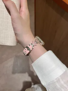 Detailaufnahme des rosa Lederarmbands mit Stern-Charms, kompatibel mit Smartwatches.