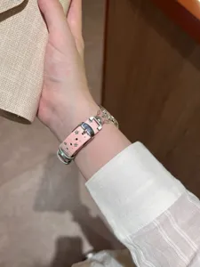 Rosa Leder-Uhrenarmband mit Sterndetails, elegant und kompatibel mit Smartwatches.