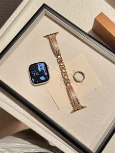 Vue détaillée du bracelet de montre scintillant en strass avec un savoir-faire diamantaire fin.
