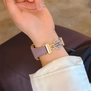 Bracelet en cuir pour Apple Watch avec fleur en cristal violet et connecteur en métal doré.