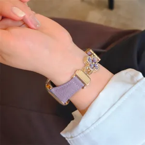 Bracelet de montre en cuir violet avec pendentif trèfle en zircon, élégant pour Apple Watch.