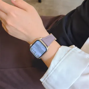 Gros plan détaillé du bracelet de montre en cuir véritable violet clair porté au poignet.