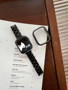 Cinturino di ricambio in metallo acciaio inossidabile lucido per serie Apple Watch, dettaglio.