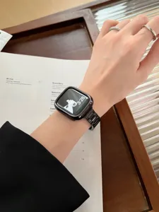 Dettaglio cinturino in acciaio inossidabile lucido, elegante bracciale in metallo smartwatch.