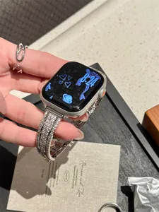Gros plan détaillé du bracelet de montre en métal et strass étincelant pour smartwatch.
