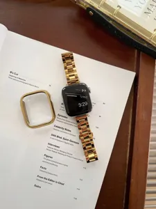 Cinturino a maglie in acciaio inossidabile lucido e custodia protettiva per Apple Watch elegante.
