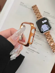 Primo piano di cassa per orologio in metallo oro rosa lucido e cinturino dalla trama fine.