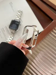 Custodia protettiva in metallo lucido per smartwatch, vista dettagliata dell'accessorio.