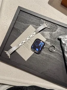 Bracelet de montre en métal scintillant avec strass en zircon, compatible Apple Watch.