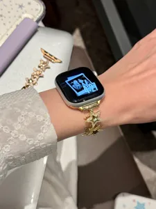 Gros plan détaillé du bracelet de montre en métal zircon étoile tournante et finitions soignées.