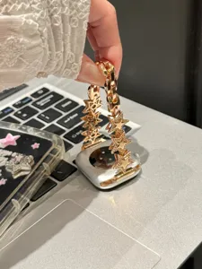 Vue détaillée d'un bracelet de montre en métal doré rose avec des zircons brillants.