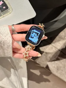 Vue détaillée du bracelet de montre en métal strass étoile or rose compatible avec Apple Watch.
