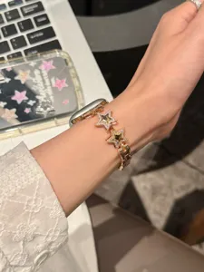Gros plan sur le bracelet de montre en métal étoile or rose avec zircon étincelant pour montre.