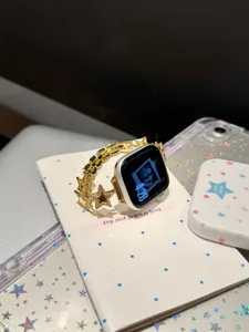 Bracelet de montre en métal doré avec étoiles rotatives et zircons pour montres connectées.