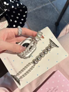 Perlen- und Metall-Herz-Uhrenarmband Detail, kompatibel mit Apple Watch Serie, elegantes Design.